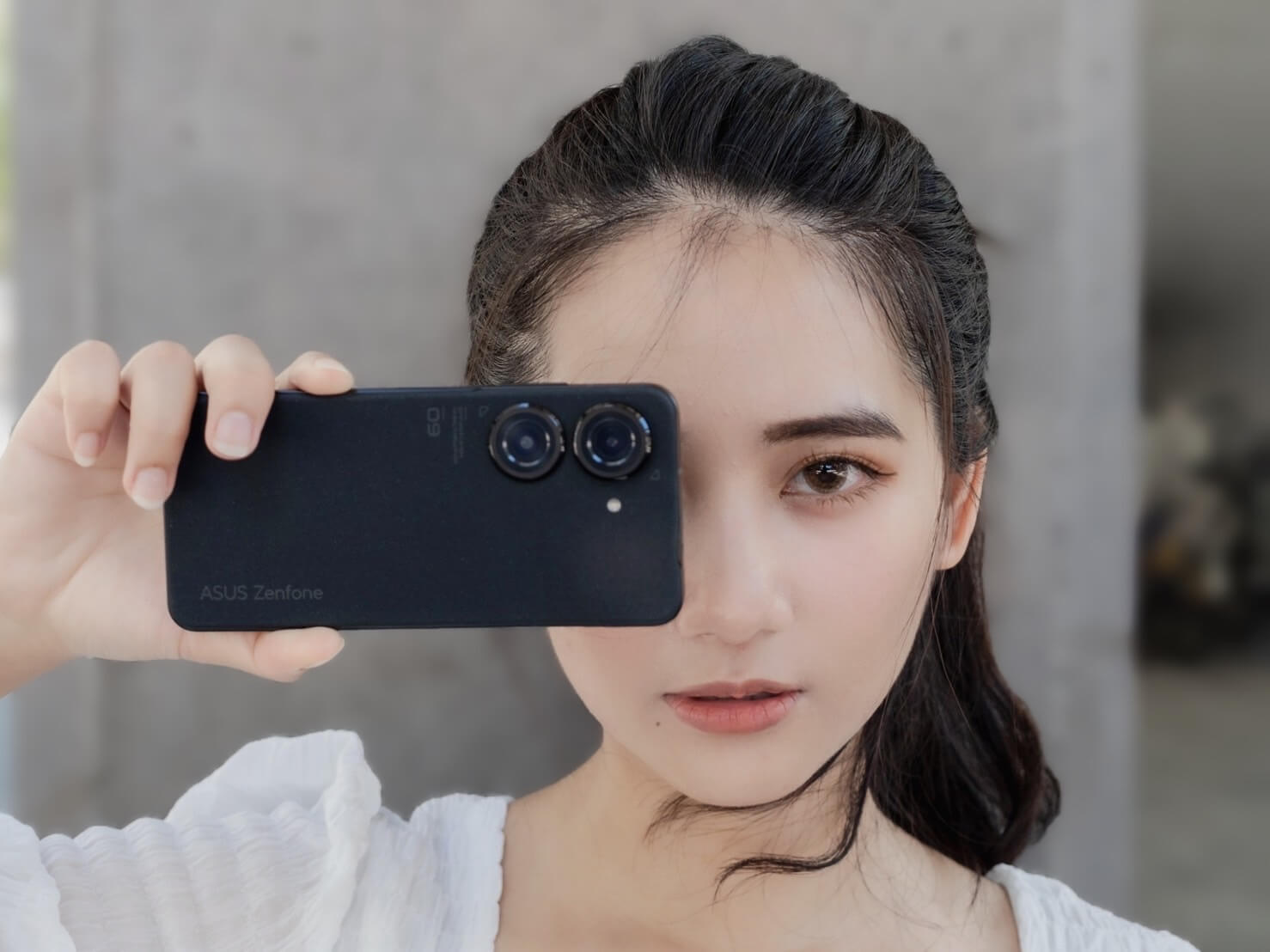來傑昇通信購買輕巧單手旗艦Zenfone 9只要15,290元，再送價值6,580元好禮