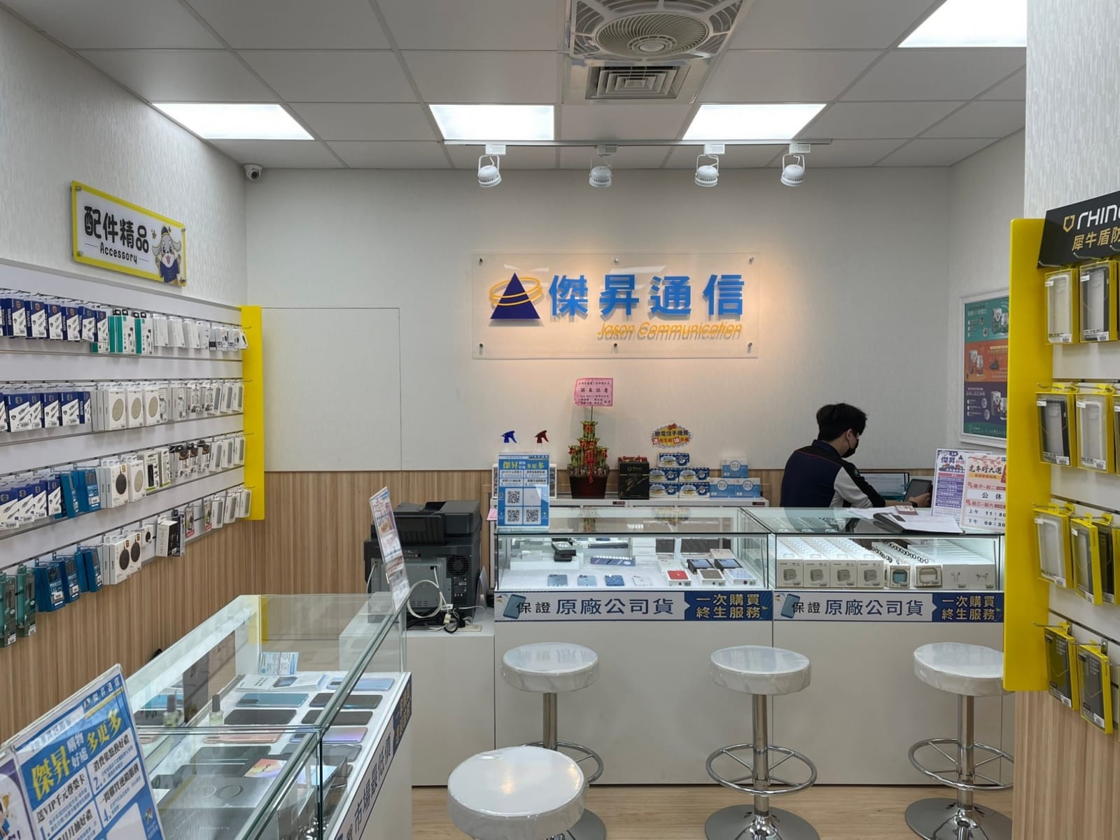 傑昇通信成立於1986年，至今已在台經營超過35年，總共展店超過100間直營門市